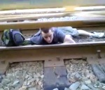 homme fou Un mec impatient sous un train