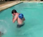 johnny merguez Pet foireux dans une piscine