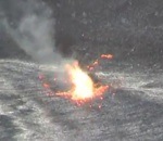 eruption lave Une poubelle dans un lac de lave