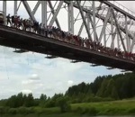 russie saut 135 personnes sautent d'un pont