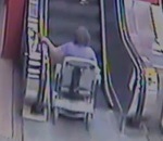 femme metro Fauteuil roulant dans un escalator