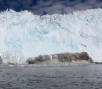 iceberg vague bateau Un morceau de glacier provoque un mini tsunami