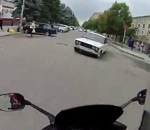 moto motard accident Un voiture coupe la route à une moto