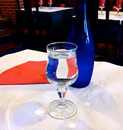 eau bouteille Drapeau français dans un verre