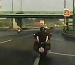 dashcam Une femme acrobate sur une moto