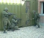 soldat Un soldat ouvre une porte à coups de marteau