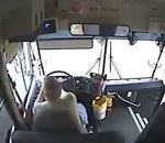 bus chauffeur Un chauffeur de bus tombe de son siège