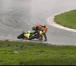 chute pilote Un pilote de GP moto simule un évanouissement