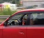 voiture femme volant Manger des nouilles au volant