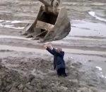 boue pelleteuse Un homme coincé dans la boue