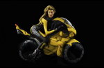 corps femme Des femmes peintes forment des motos