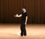 jonglage balle Contact Juggling par Akihiro Yanai