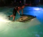 piscine flip Backflip avec un Jet Ski dans une piscine