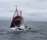 bateau peche chalutier Des marins pêcheurs sauvés juste à temps