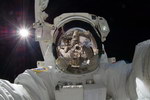 espace astronaute Un astronaute se prend en photo dans l'espace