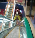 debout homme Descendre l'escalator comme un boss