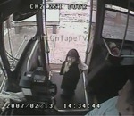 bus route traverser Un chauffeur de bus sauve une petite fille