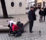enfant bebe Un enfant accompagne un chanteur de rue