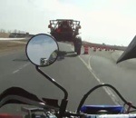 tracteur moto depassement Une moto double sous un tracteur