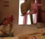 enfant saut matelas Saut dans le lit