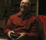 homme Un grand-père joue aux jeux-vidéo