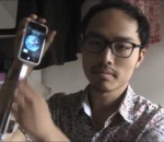 japon homme Un iPhone toujours à portée de la main
