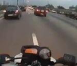 moto motard Motard à fond dans les bouchons