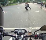 moto motard Un motard trolle les piétons