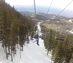 snowboard chute Un enfant tombe d'un télésiège