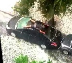 protection Un homme nage sur le toit de sa voiture