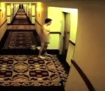 ascenseur Homme nu dans un hôtel