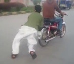 pakistan moto Sandalette surfing derrière une moto