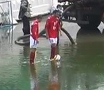 football terrain inondation Tirer un corner dans l'eau