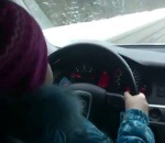 enfant voiture Une fille de 8 ans apprend à conduire