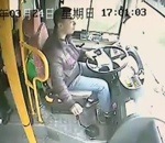 bus accident chauffeur Un lampadaire dans un bus