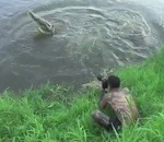 photographe homme Photographe vs Crocodile