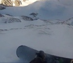 piste Un snowboarder hors piste fait une chute