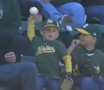 tribune enfant Un enfant renvoie une balle de baseball