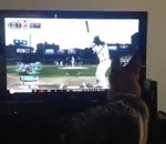 baseball chien Un chien regarde un match de baseball à la télé
