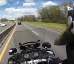moto police motard Un motard de la police prend en chasse une voiture