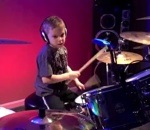 Un enfant de 6 ans joue Hot For Teacher à la batterie