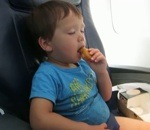 bouche enfant Enfant endormi avec un nugget dans la bouche