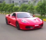 voiture volant Un enfant conduit une Ferrari