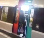 femme coup pied Une femme bloque la porte du RER