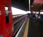 train gare Une femme récupère son téléphone sur les rails