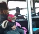 lancer Une femme jette son bébé pour se battre dans un bus