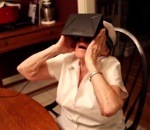 3d femme Une mamie teste l'Oculus Rift