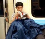 livre Un homme prend du plaisir à lire dans le métro (Parodie)