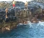 mer saut dangereux Des jeunes fous sautent dans la mer