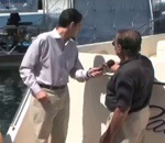 journaliste reporter Régis fait un reportage sur un bateau